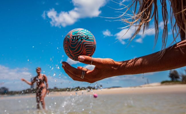 waboba_tides_ball_teal_lifestyle_2